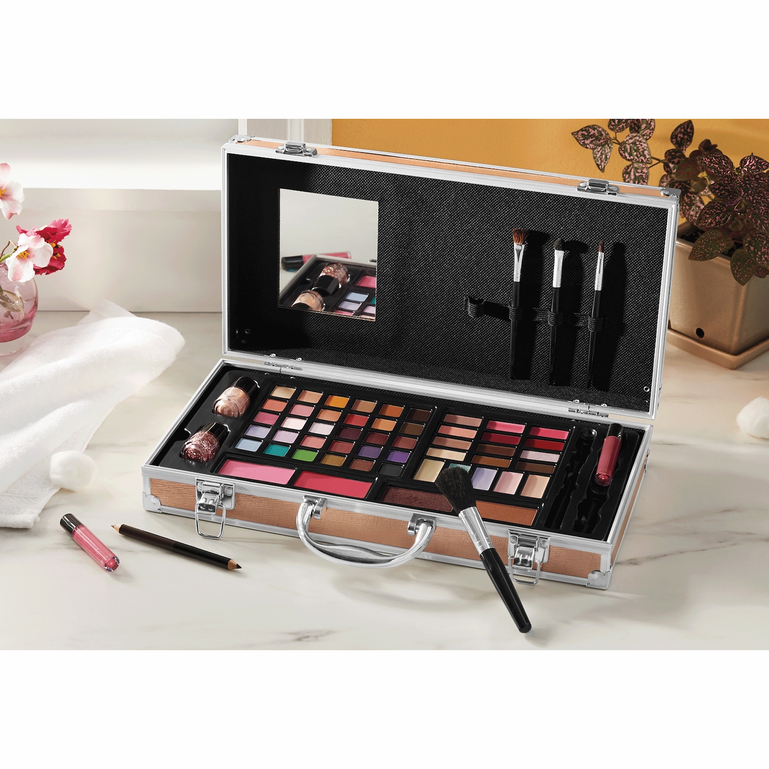 【sa】コスメセット Luxe All-in-One Makeup Train Case with Over 50 Pieces | Swiss Colony