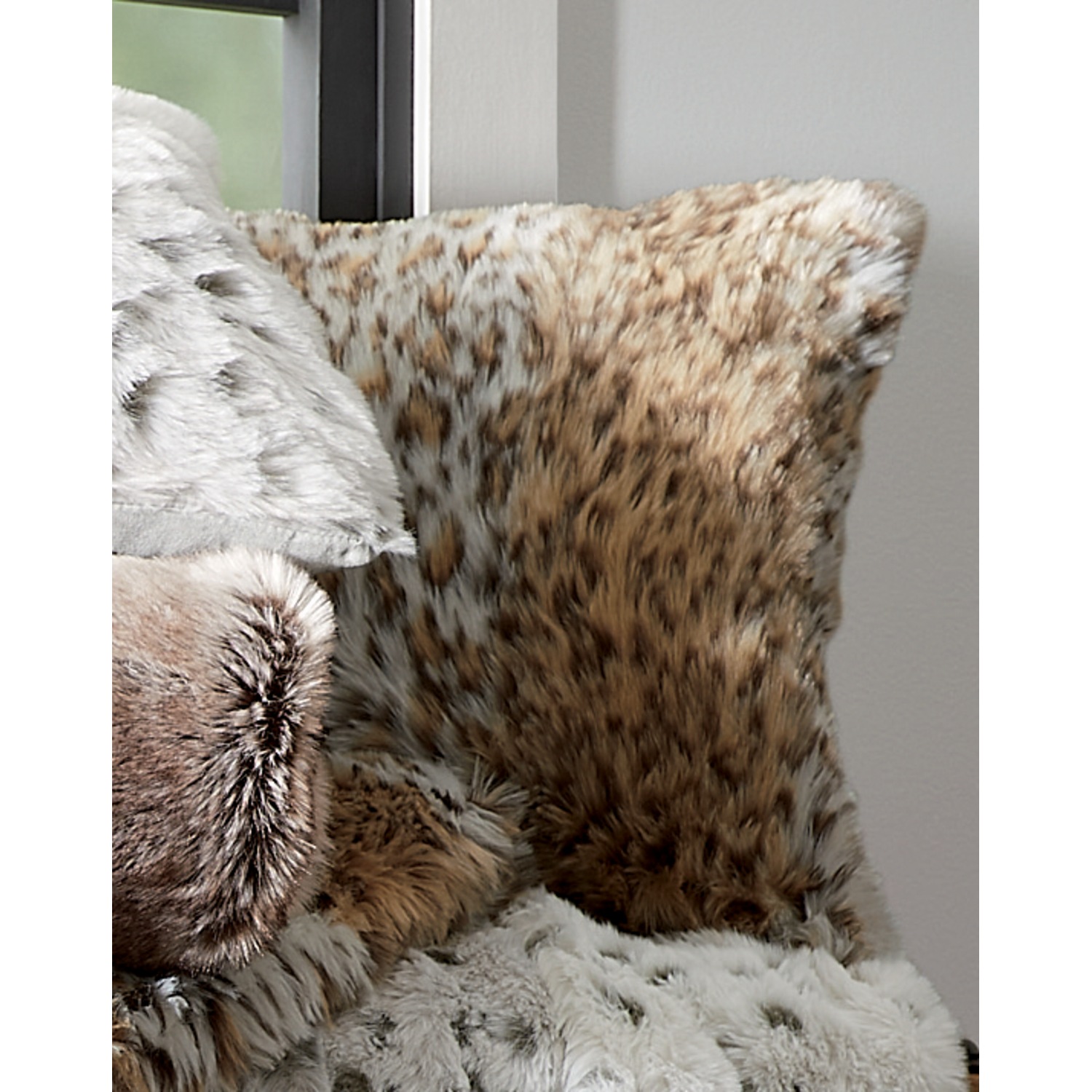 Large faux fur pillows 2025
